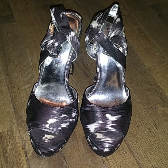 ***🎉Black and White Heels - Picture 2 of 8